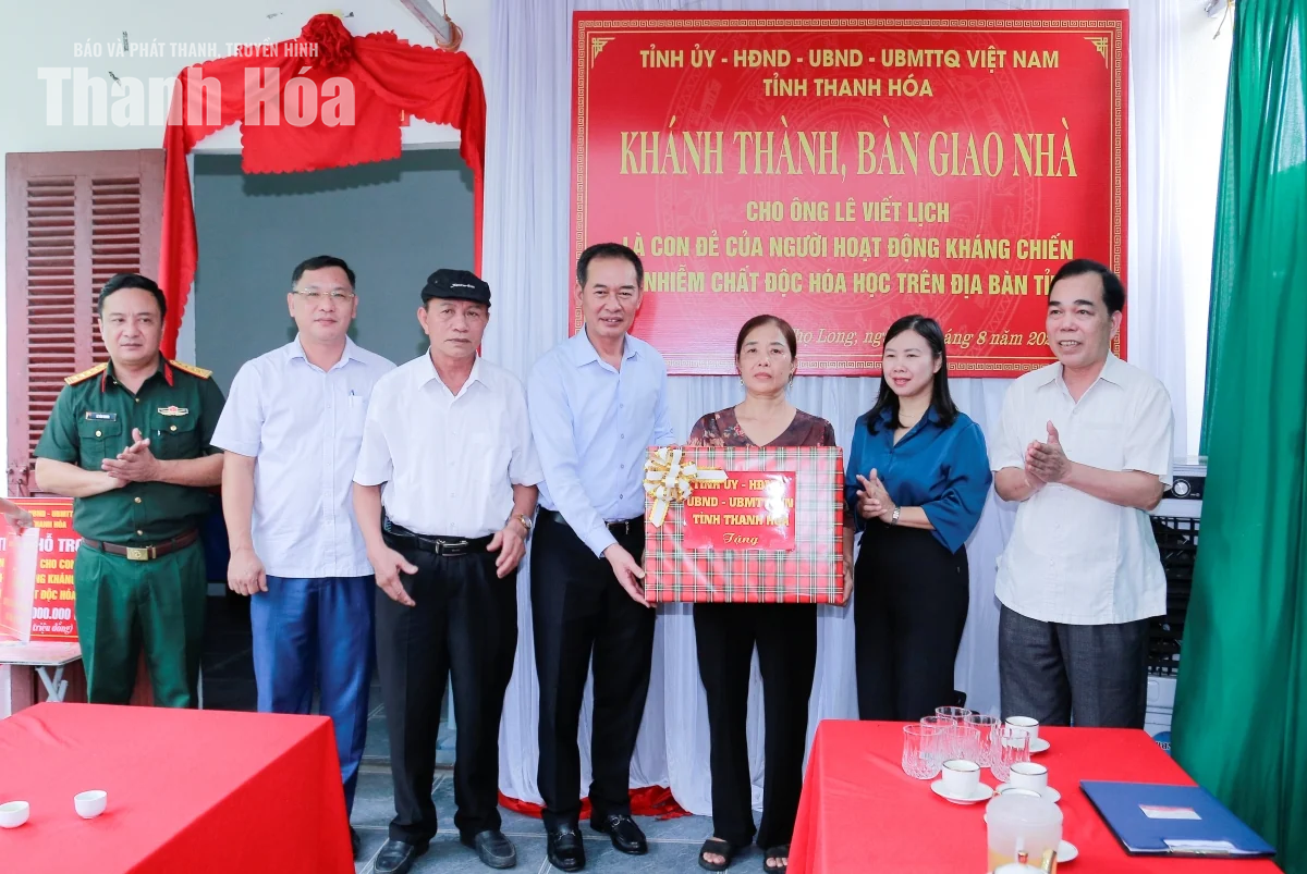 Phó Bí thư Tỉnh ủy Trịnh Tuấn Sinh trao kinh phí hỗ trợ, bàn giao nhà cho gia đình chính sách