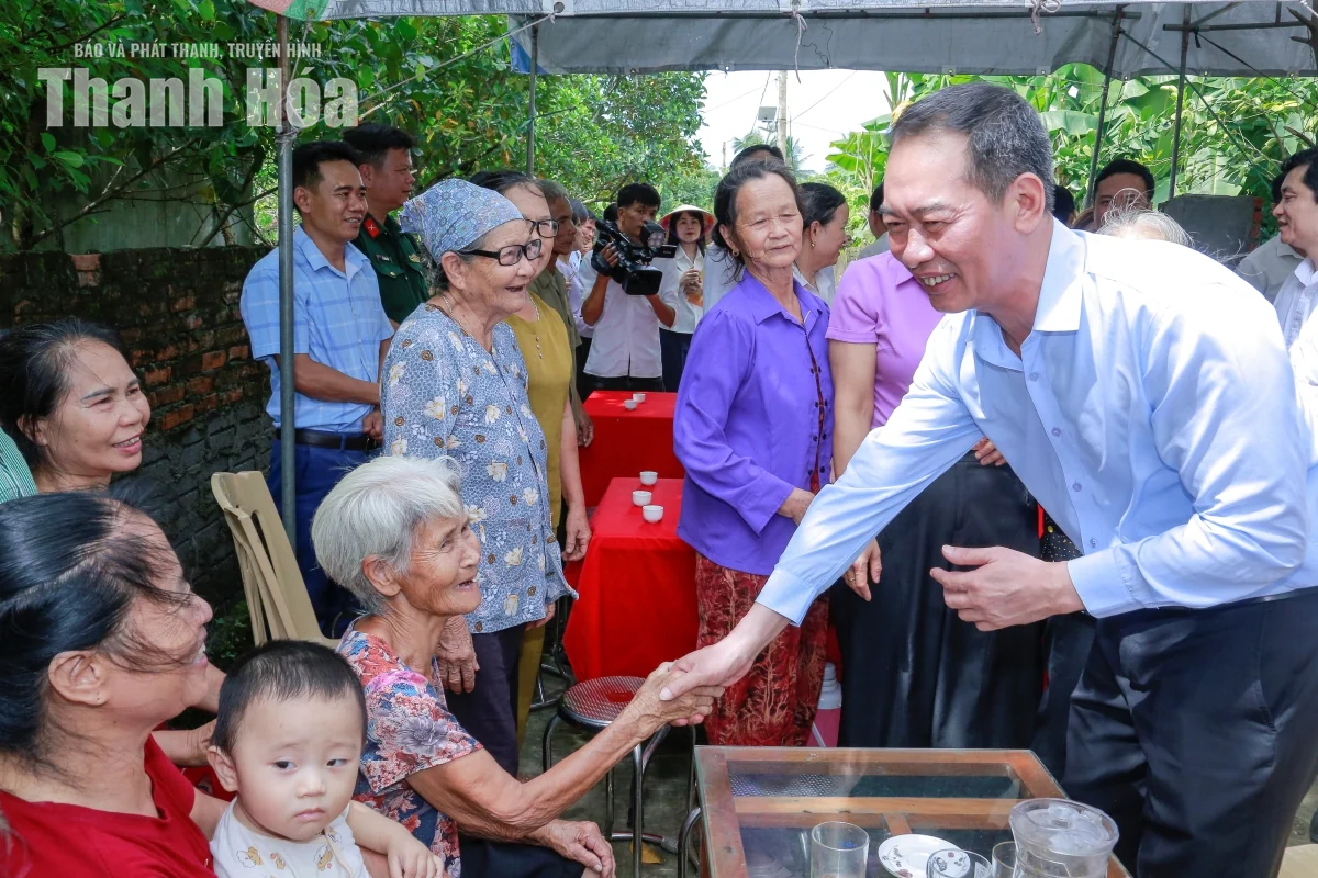 Phó Bí thư Tỉnh ủy Trịnh Tuấn Sinh trao kinh phí hỗ trợ, bàn giao nhà cho gia đình chính sách
