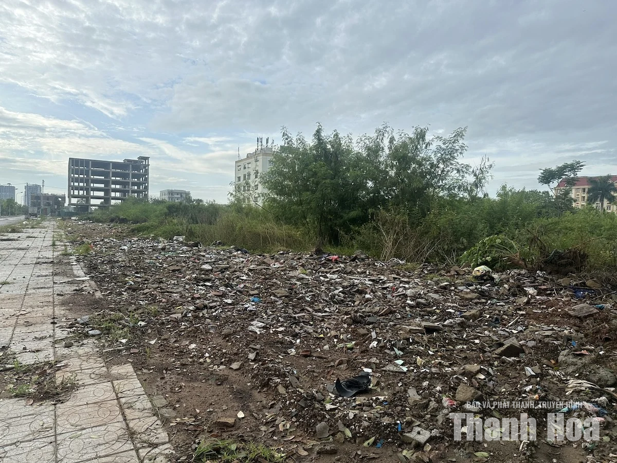 Trật tự, mỹ quan đô thị - Những “cái gai trong mắt”: Đổ rác thải bừa bãi - bài toán khó trong xây dựng đô thị văn minh