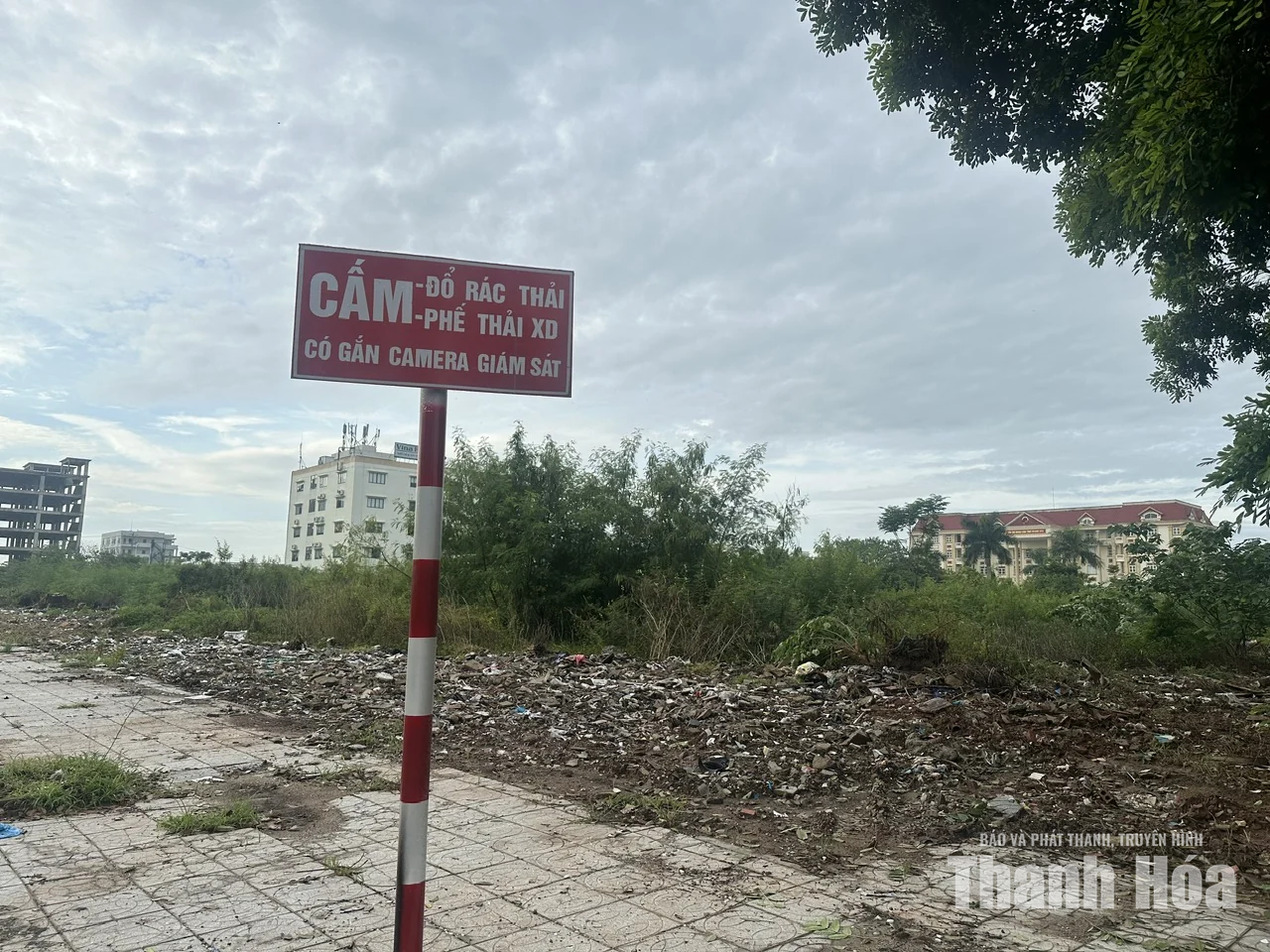 Trật tự, mỹ quan đô thị - Những “cái gai trong mắt”: Đổ rác thải bừa bãi - bài toán khó trong xây dựng đô thị văn minh