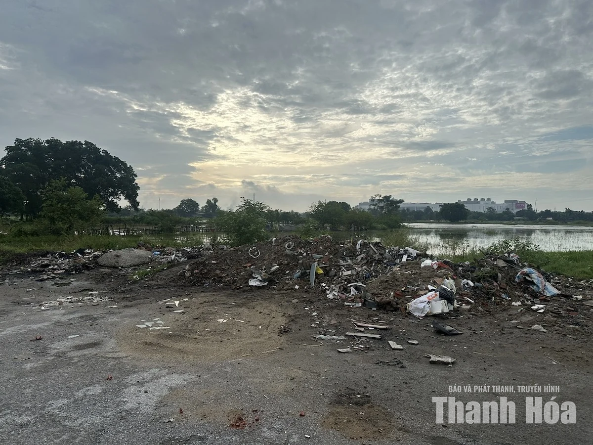 Trật tự, mỹ quan đô thị - Những “cái gai trong mắt”: Đổ rác thải bừa bãi - bài toán khó trong xây dựng đô thị văn minh
