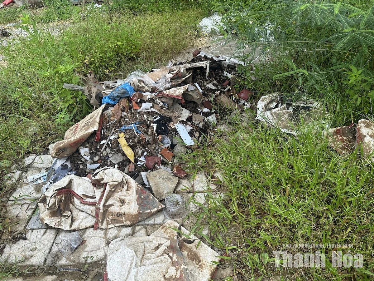 Trật tự, mỹ quan đô thị - Những “cái gai trong mắt”: Đổ rác thải bừa bãi - bài toán khó trong xây dựng đô thị văn minh