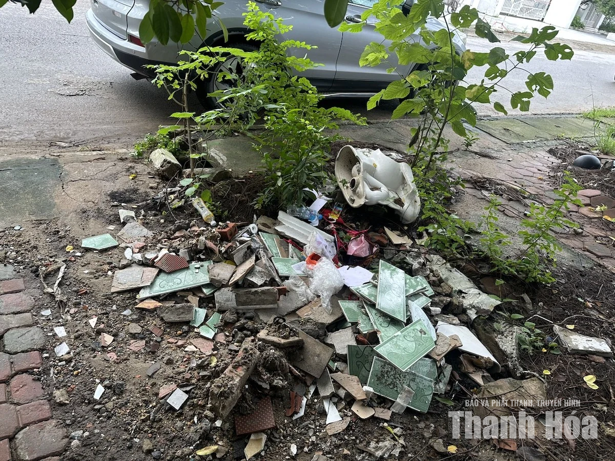 Trật tự, mỹ quan đô thị - Những “cái gai trong mắt”: Đổ rác thải bừa bãi - bài toán khó trong xây dựng đô thị văn minh