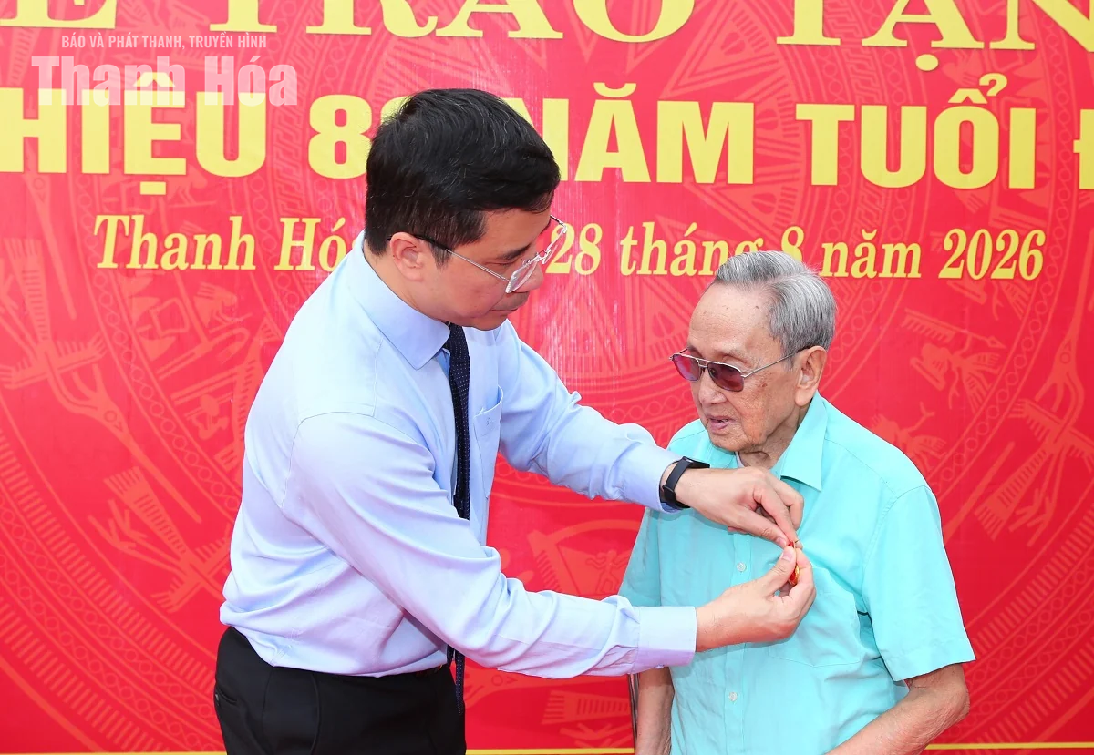 Phó Bí thư Thường trực Tỉnh ủy Nguyễn Hồng Phong trao Huy hiệu 80 năm tuổi Đảng cho các đảng viên lão thành