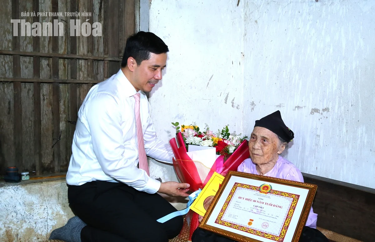 Phó Bí thư Thường trực Tỉnh ủy Nguyễn Hồng Phong trao Huy hiệu 80 năm tuổi Đảng cho các đảng viên lão thành
