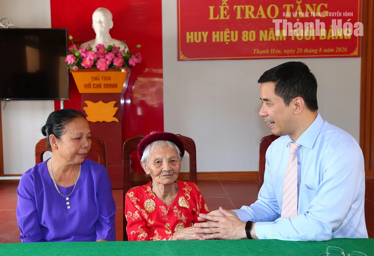 Phó Bí thư Thường trực Tỉnh ủy Nguyễn Hồng Phong trao Huy hiệu 80 năm tuổi Đảng cho các đảng viên lão thành