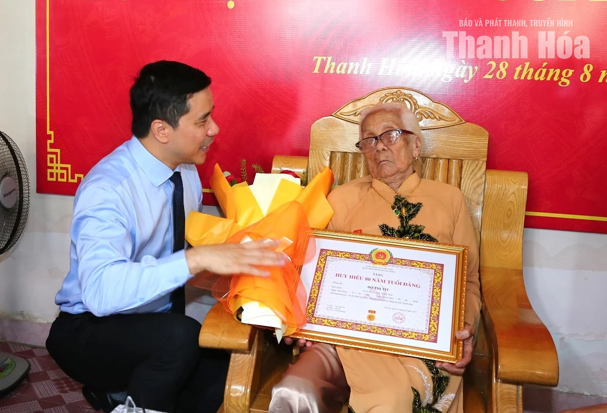 Phó Bí thư Thường trực Tỉnh ủy Nguyễn Hồng Phong trao Huy hiệu 80 năm tuổi Đảng cho các đảng viên lão thành