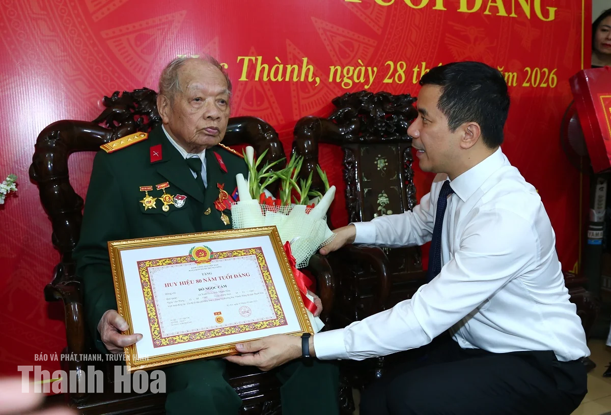 Phó Bí thư Thường trực Tỉnh ủy Nguyễn Hồng Phong trao Huy hiệu 80 năm tuổi Đảng cho các đảng viên lão thành
