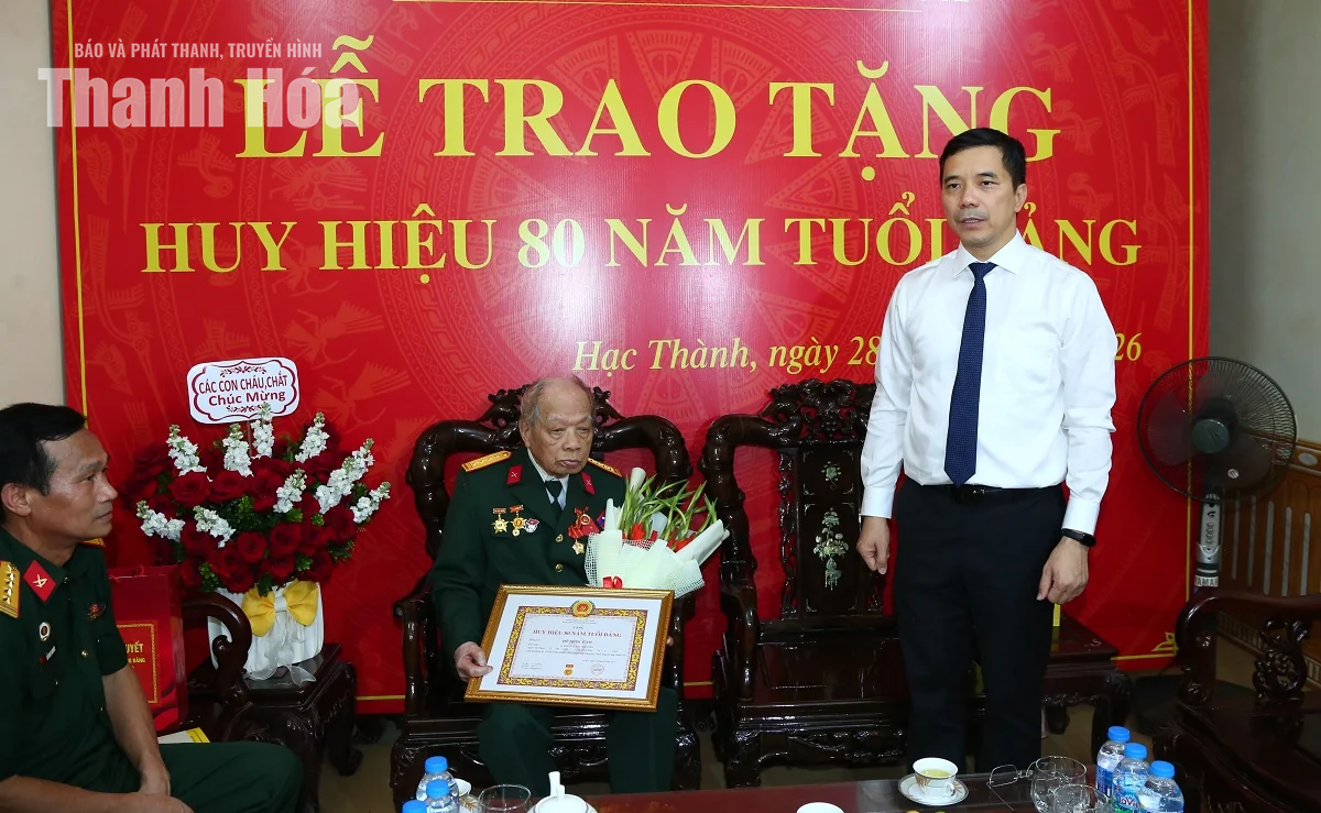 Phó Bí thư Thường trực Tỉnh ủy Nguyễn Hồng Phong trao Huy hiệu 80 năm tuổi Đảng cho các đảng viên lão thành