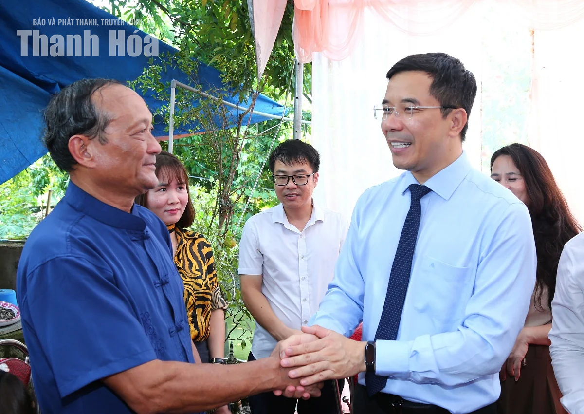 Phó Bí thư Thường trực Tỉnh ủy Nguyễn Hồng Phong trao Huy hiệu 80 năm tuổi Đảng cho các đảng viên lão thành