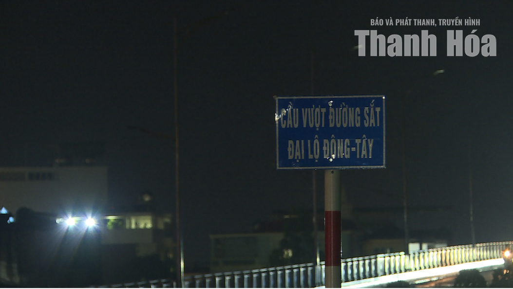 Trật tự, mỹ quan đô thị - Những “cái gai trong mắt”: Đèn chiếu sáng công cộng Đại lộ Đông - Tây có cũng như không
