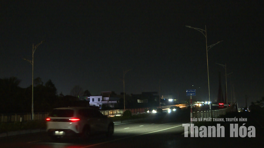 Trật tự, mỹ quan đô thị - Những “cái gai trong mắt”: Đèn chiếu sáng công cộng Đại lộ Đông - Tây có cũng như không