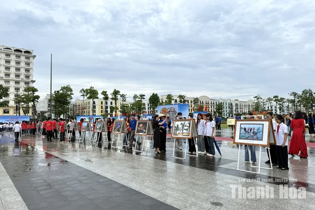 Triển lãm tranh cổ động và ảnh tư liệu “Biên cương vững bền - Biển đảo thiêng liêng”
