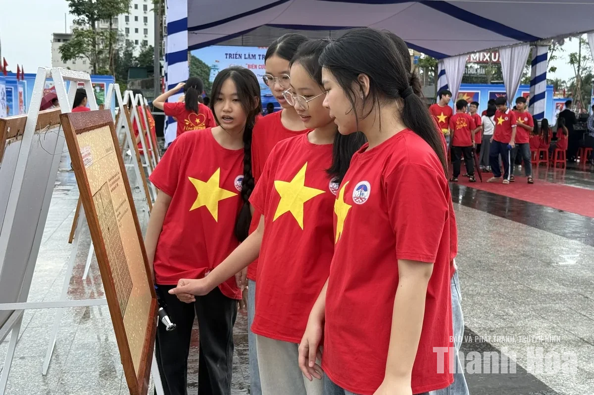 Triển lãm tranh cổ động và ảnh tư liệu “Biên cương vững bền - Biển đảo thiêng liêng”