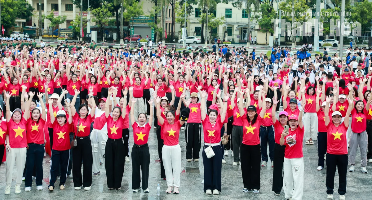 Đông đảo cán bộ, người dân Thanh Hóa mặc áo đỏ sao vàng, hát Quốc ca, đi bộ “Cùng Việt Nam tiến bước”