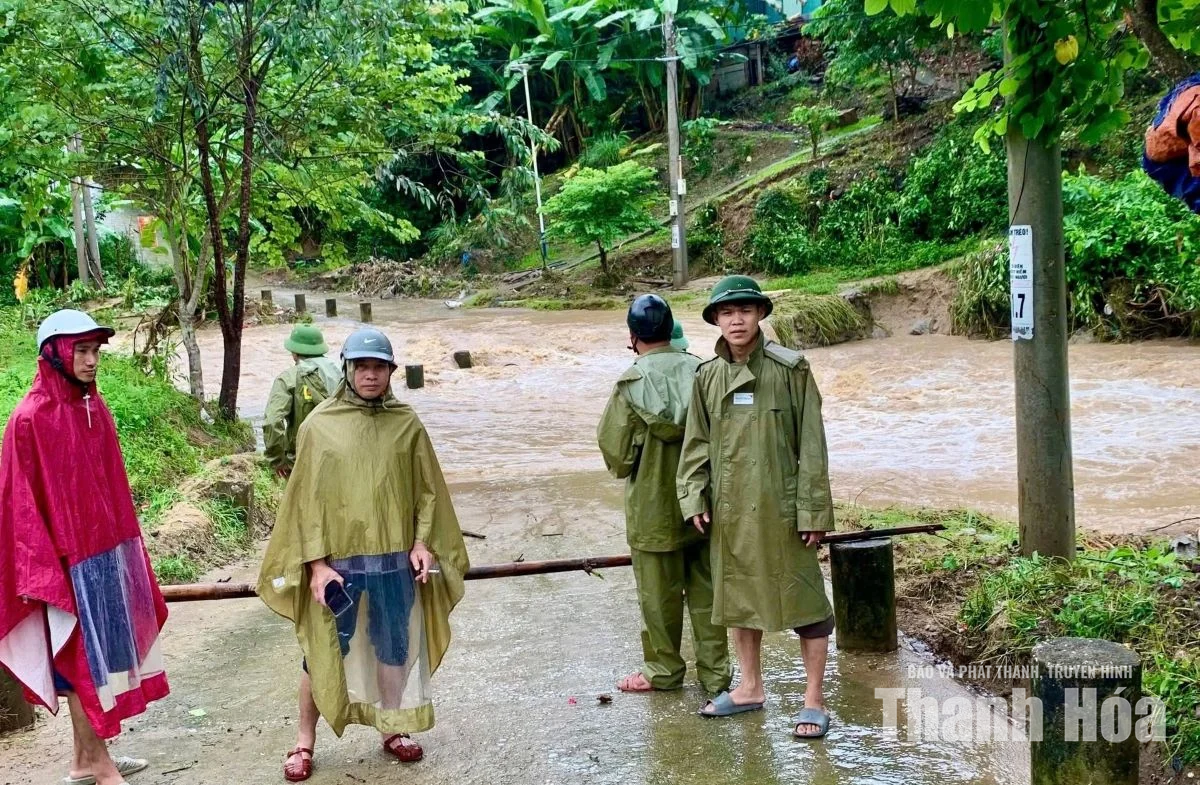 Nhiều khu dân cư trên địa bàn xã Quang Chiểu bị chia cắt, chính quyền khẩn trương ứng phó