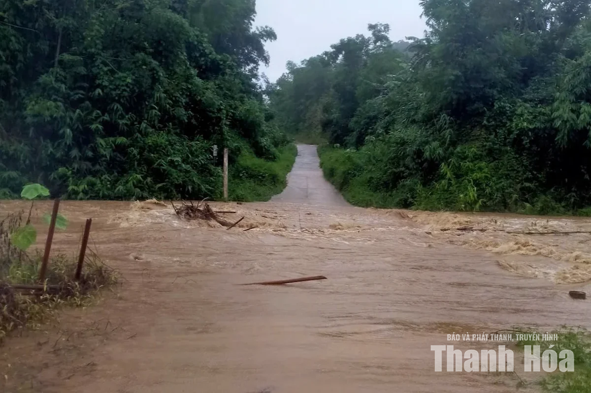 Xã Quan Sơn: Đất sạt lở vào 4 nhà dân, ách tắc nhiều điểm giao thông