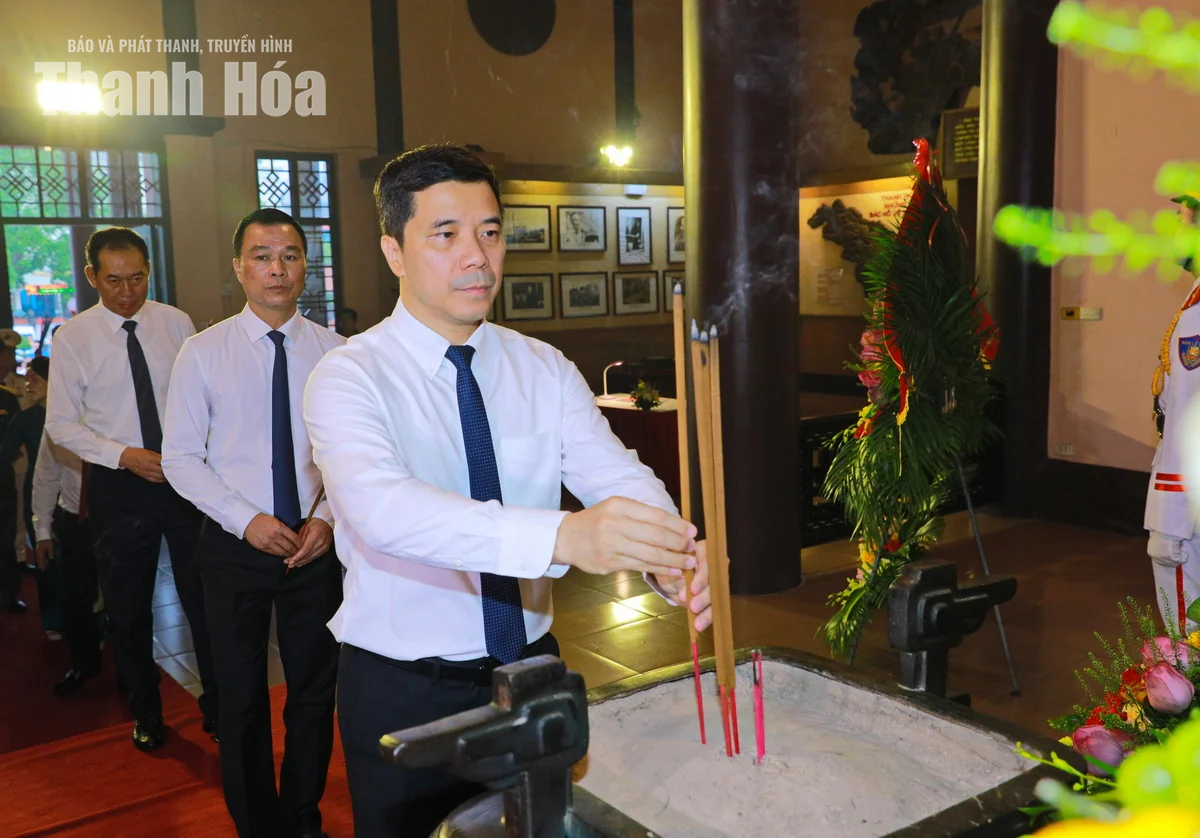 Đoàn đại biểu tỉnh Thanh Hóa dâng hương nhân dịp Quốc khánh 2/9