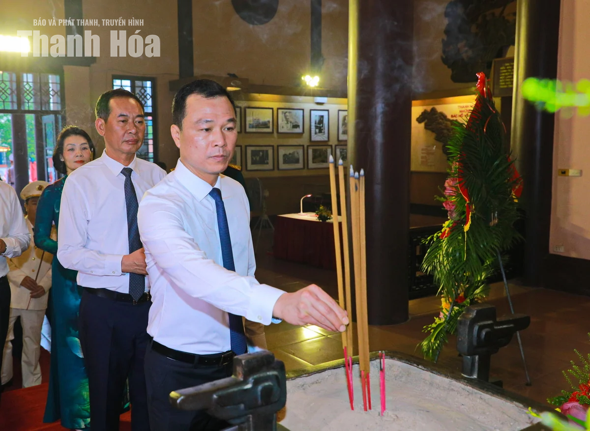 Đoàn đại biểu tỉnh Thanh Hóa dâng hương nhân dịp Quốc khánh 2/9