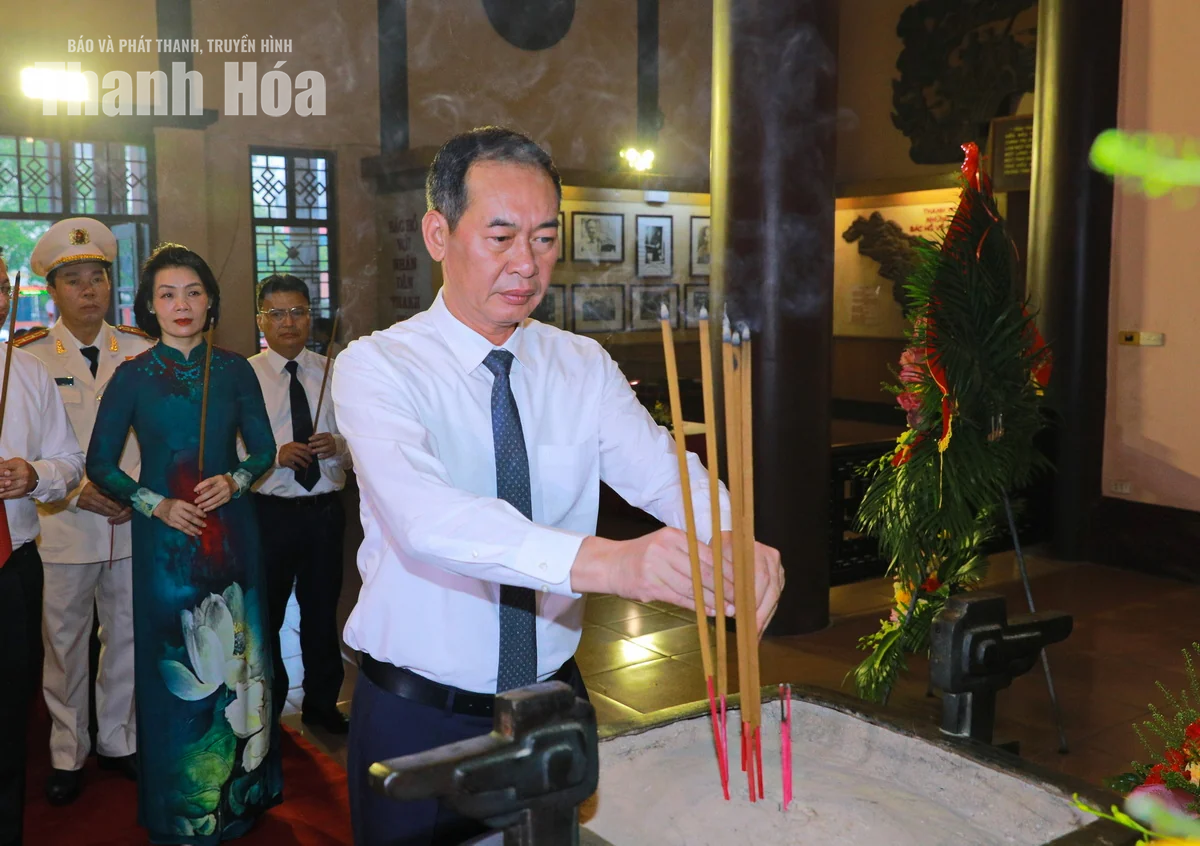 Đoàn đại biểu tỉnh Thanh Hóa dâng hương nhân dịp Quốc khánh 2/9