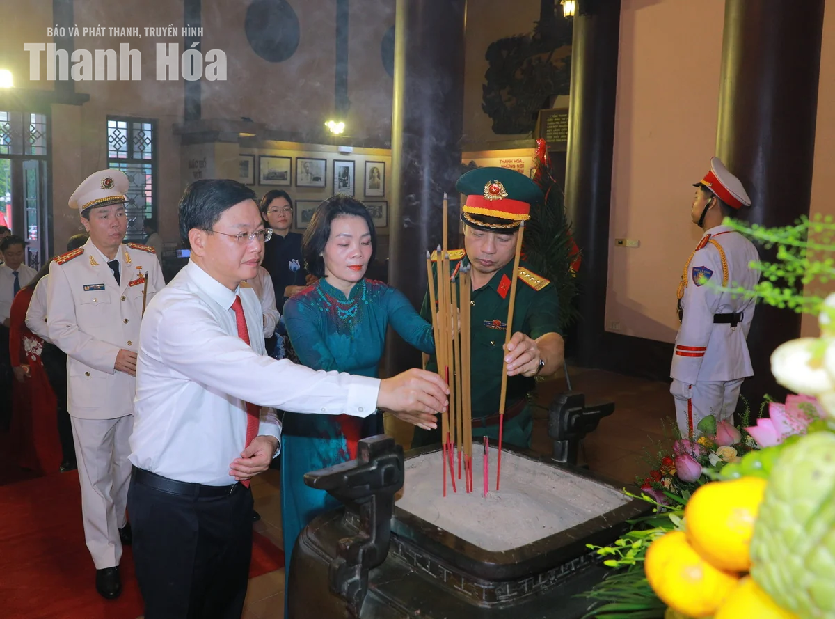 Đoàn đại biểu tỉnh Thanh Hóa dâng hương nhân dịp Quốc khánh 2/9