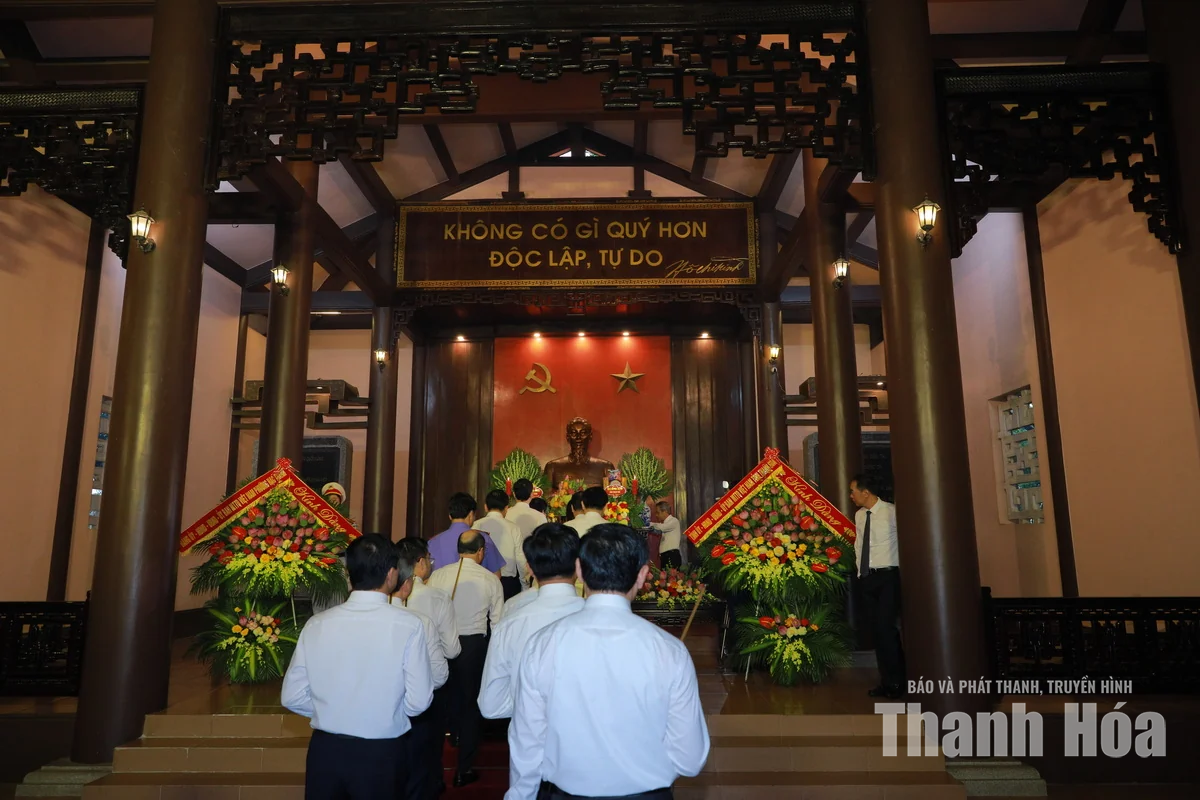 Đoàn đại biểu tỉnh Thanh Hóa dâng hương nhân dịp Quốc khánh 2/9