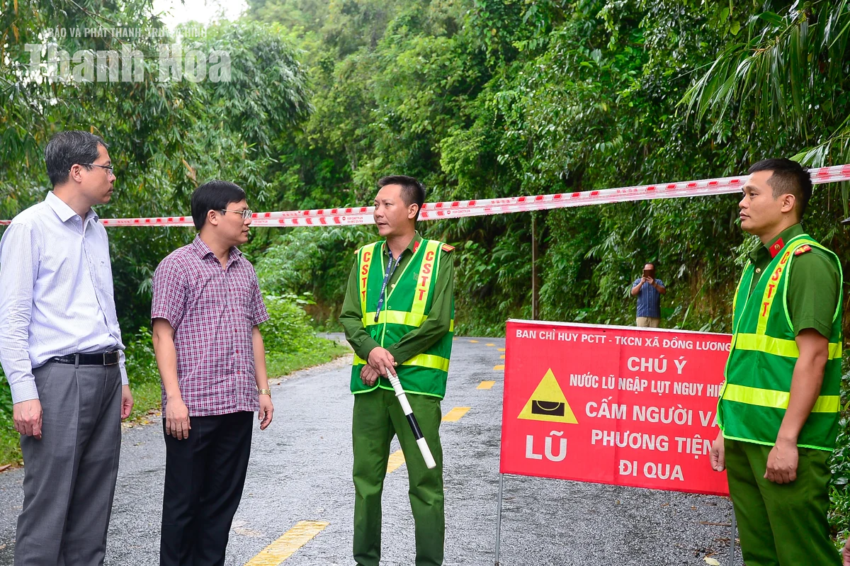 Khẩn trương khắc phục điểm sạt lở khiến hai xã Đồng Lương và Văn Phú bị chia cắt
