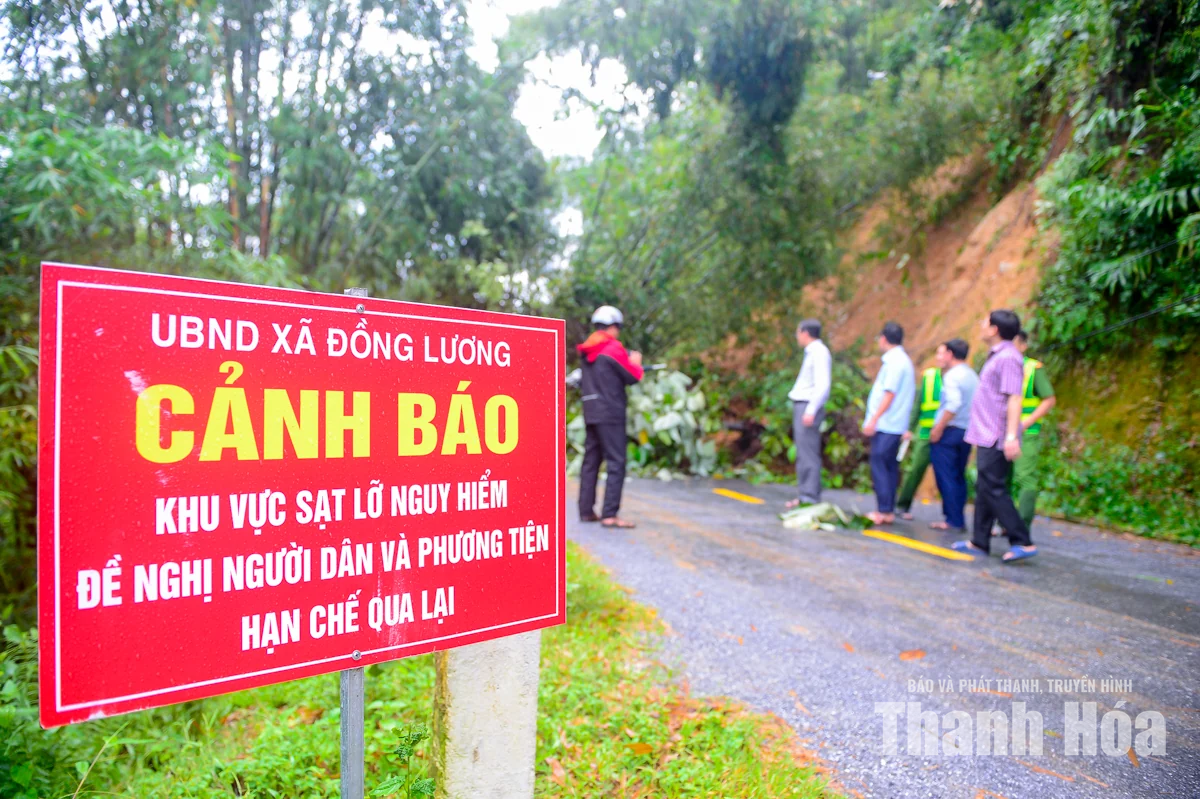 Khẩn trương khắc phục điểm sạt lở khiến hai xã Đồng Lương và Văn Phú bị chia cắt