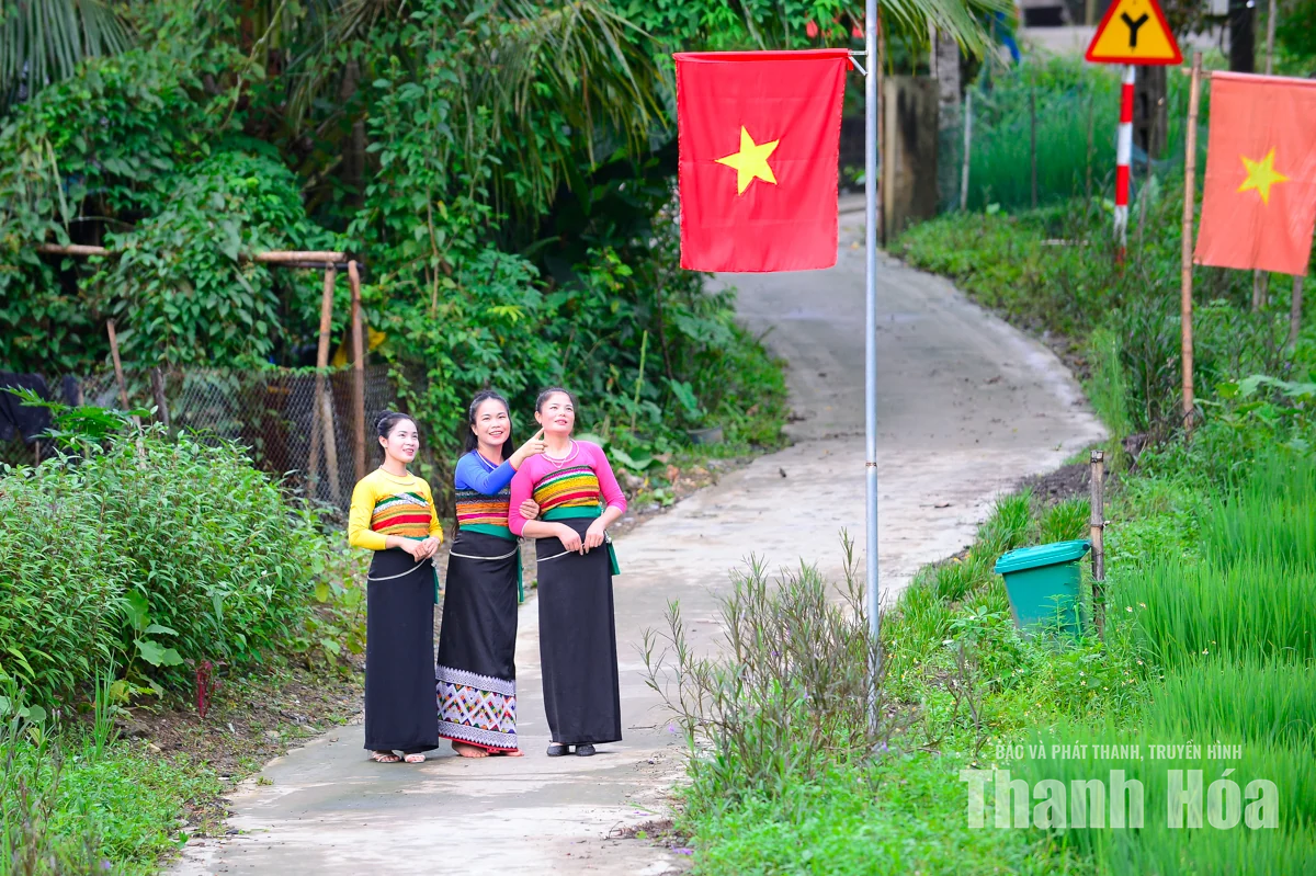 Cờ Tổ quốc nơi đại ngàn xứ Thanh trong những ngày thu lịch sử