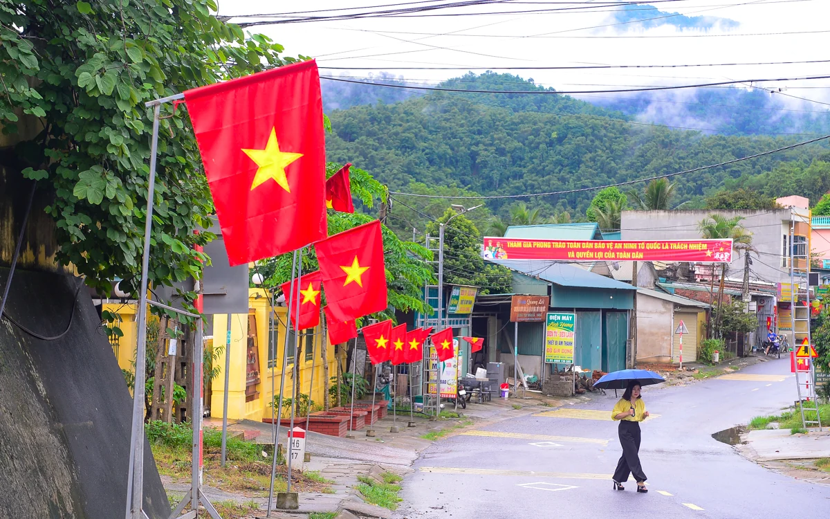 Cờ Tổ quốc nơi đại ngàn xứ Thanh trong những ngày thu lịch sử