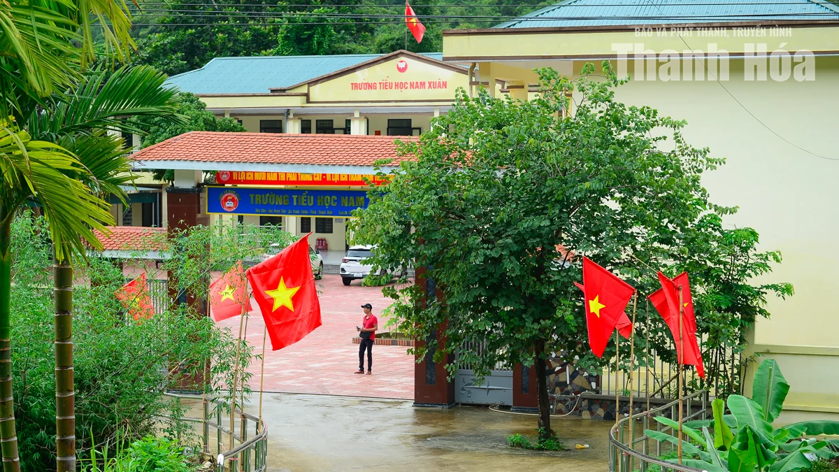 Cờ Tổ quốc nơi đại ngàn xứ Thanh trong những ngày thu lịch sử
