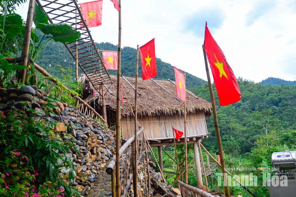 Cờ Tổ quốc nơi đại ngàn xứ Thanh trong những ngày thu lịch sử
