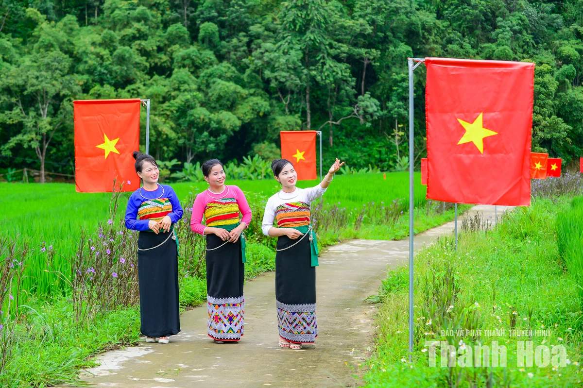 Cờ Tổ quốc nơi đại ngàn xứ Thanh trong những ngày thu lịch sử