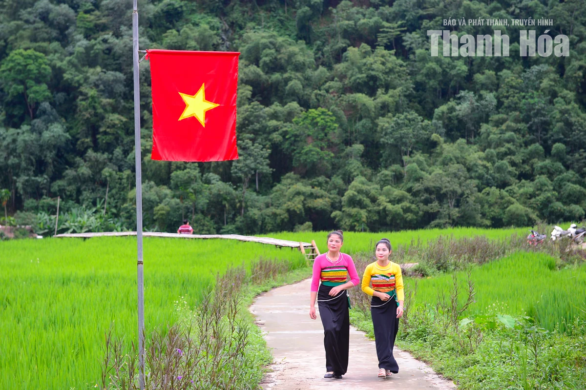 Cờ Tổ quốc nơi đại ngàn xứ Thanh trong những ngày thu lịch sử