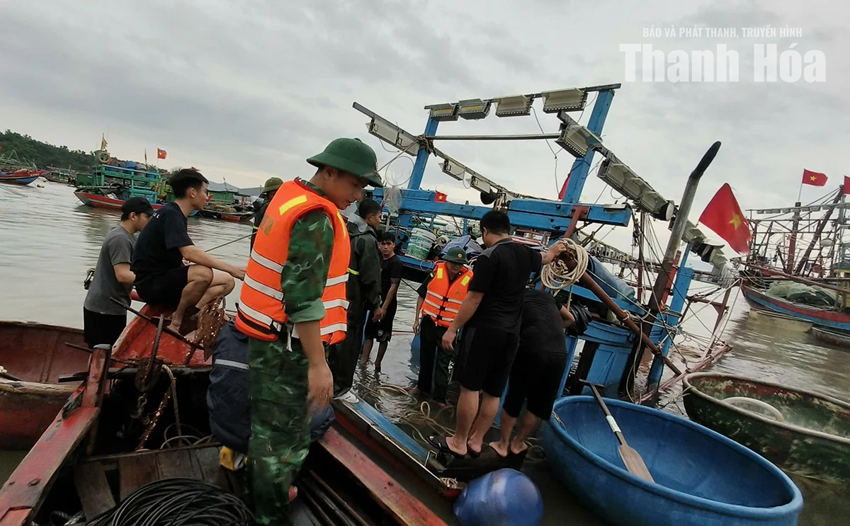 Ảnh hưởng bão số 4, một tàu cá ở phường Nghi Sơn bị chìm