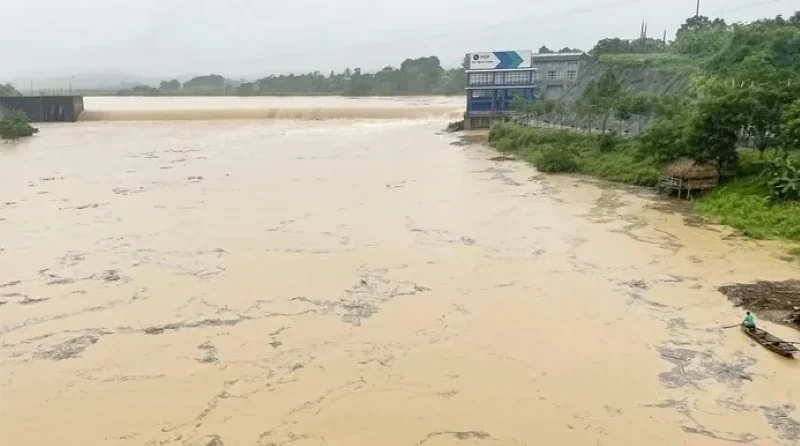 Nước lũ sông Lèn lên cao, cảnh báo gần báo động 3