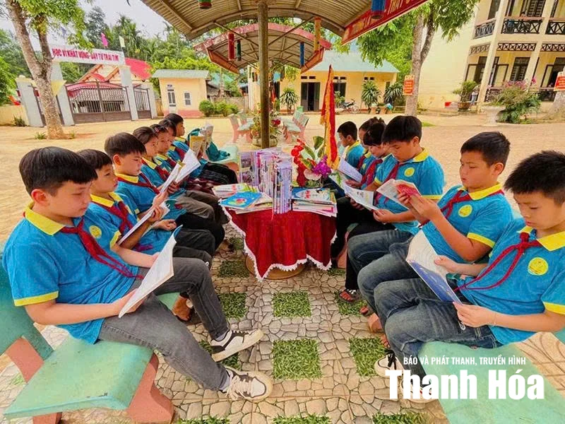 Bảo đảm sách giáo khoa cho học sinh 6 trường nội trú vùng biên giới