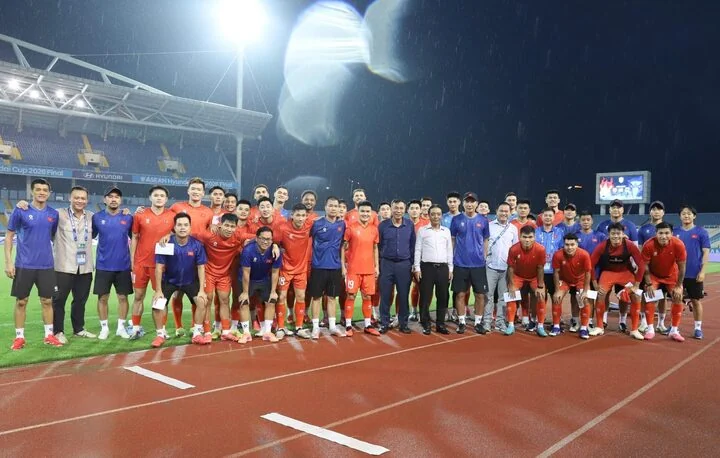Quang Hải chỉ còn cách kỷ lục lịch sử đúng 1 trận; Man Utd chính thức chiêu mộ Carlos Baleba