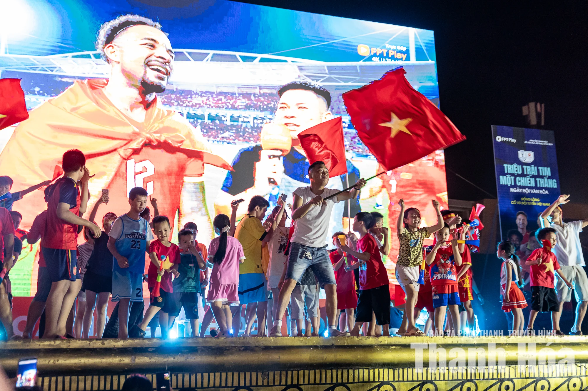 Người dân Thanh Hóa đổ ra đường mừng Đội tuyển Việt Nam vô địch ASEAN Cup