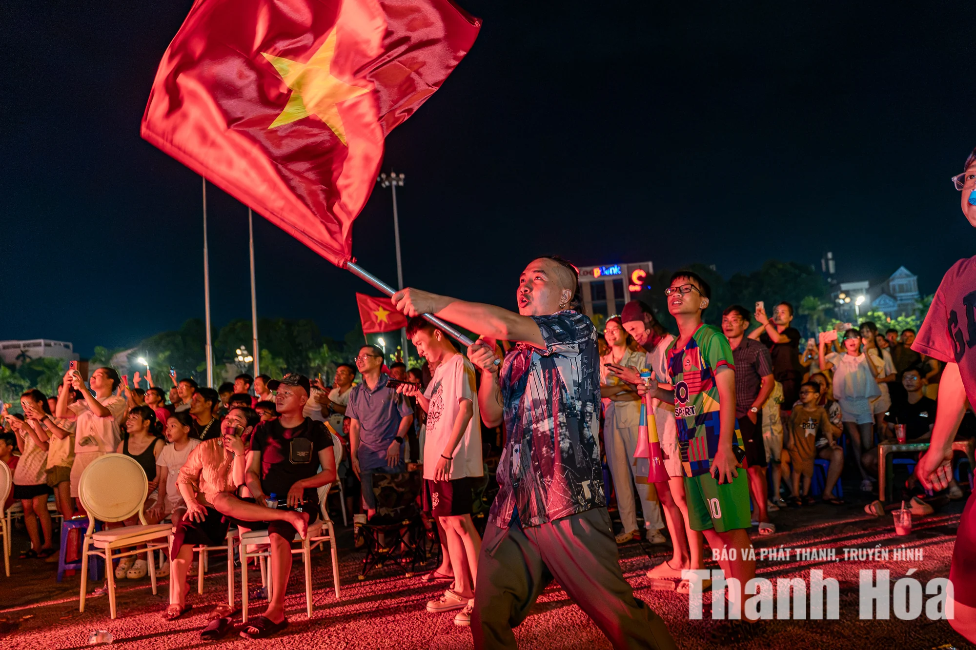 Người dân Thanh Hóa đổ ra đường mừng Đội tuyển Việt Nam vô địch ASEAN Cup