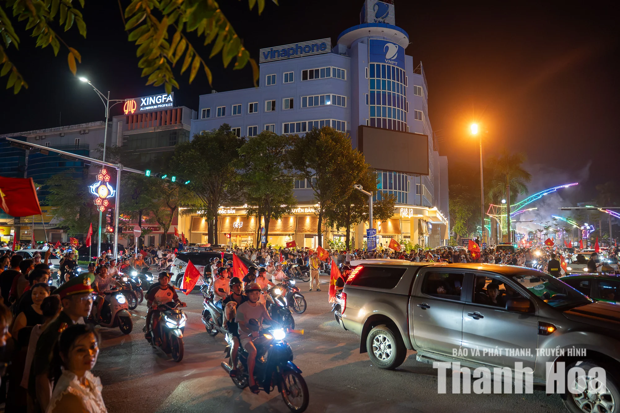 Người dân Thanh Hóa đổ ra đường mừng Đội tuyển Việt Nam vô địch ASEAN Cup