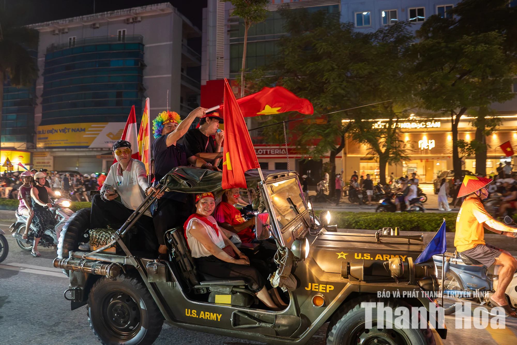 Người dân Thanh Hóa đổ ra đường mừng Đội tuyển Việt Nam vô địch ASEAN Cup