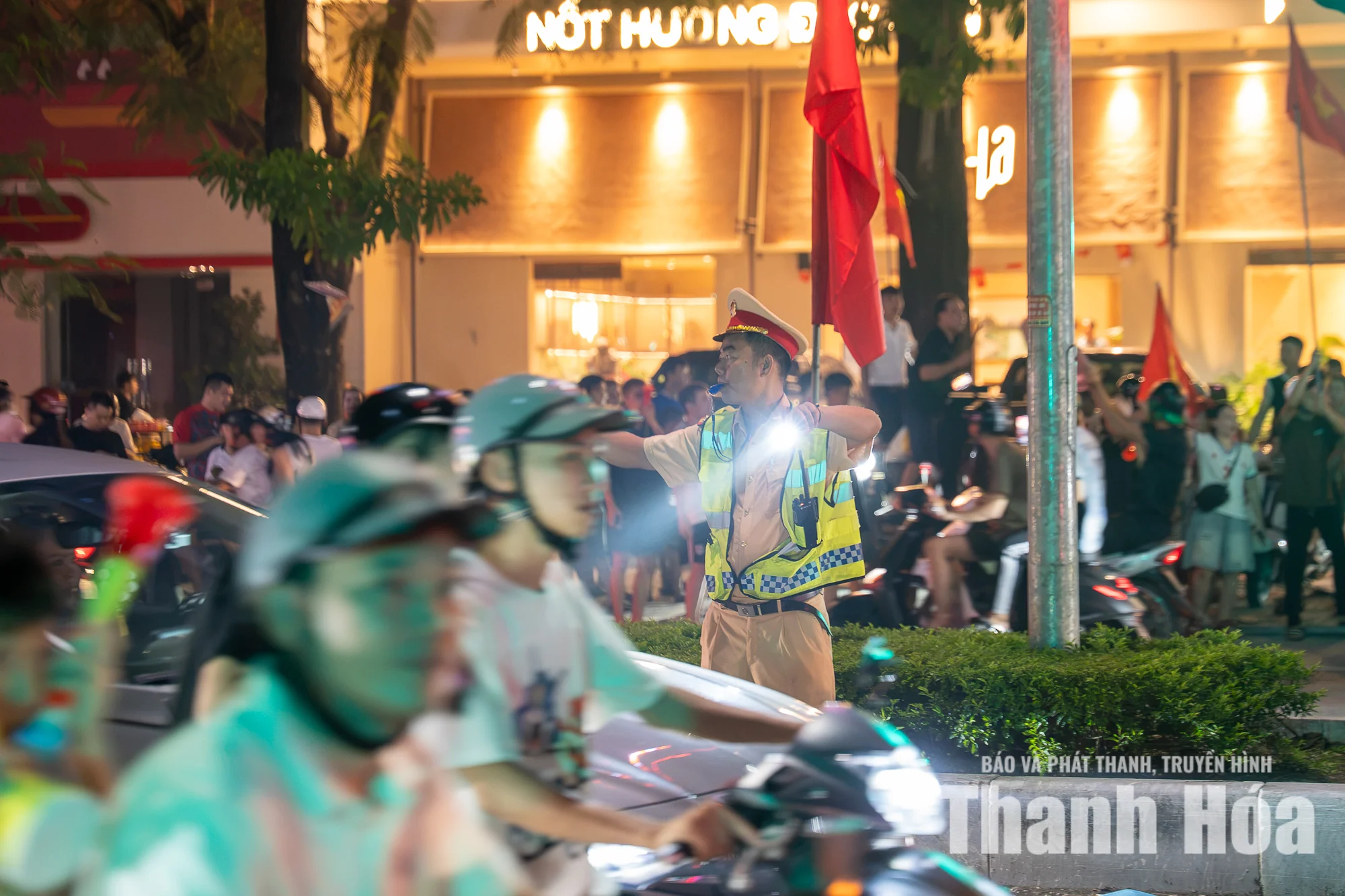 Người dân Thanh Hóa đổ ra đường mừng Đội tuyển Việt Nam vô địch ASEAN Cup