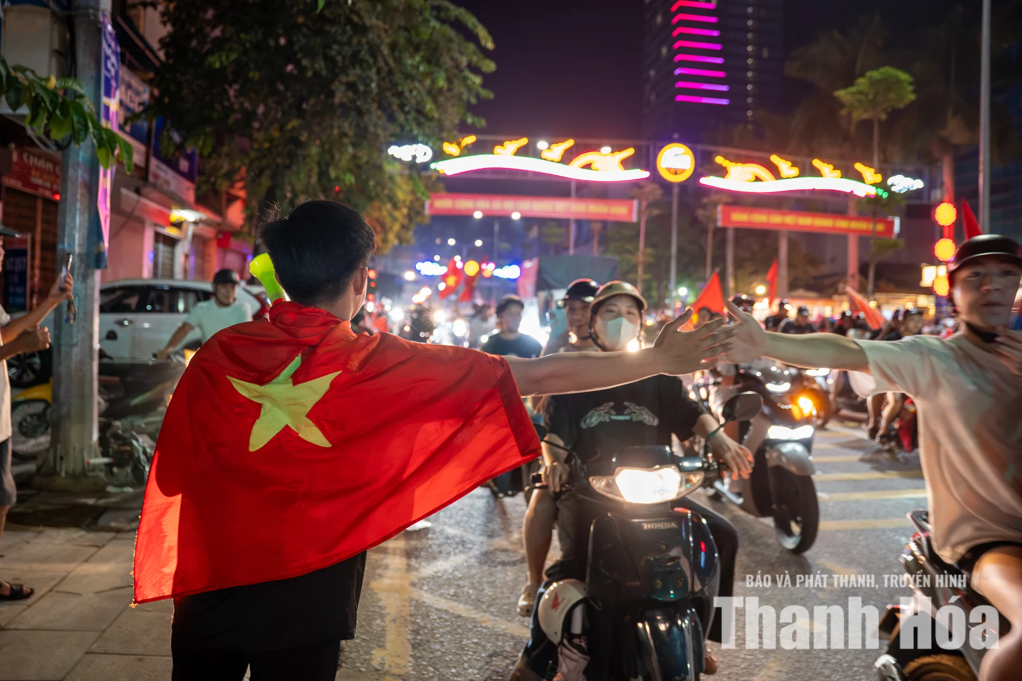 Người dân Thanh Hóa đổ ra đường mừng Đội tuyển Việt Nam vô địch ASEAN Cup