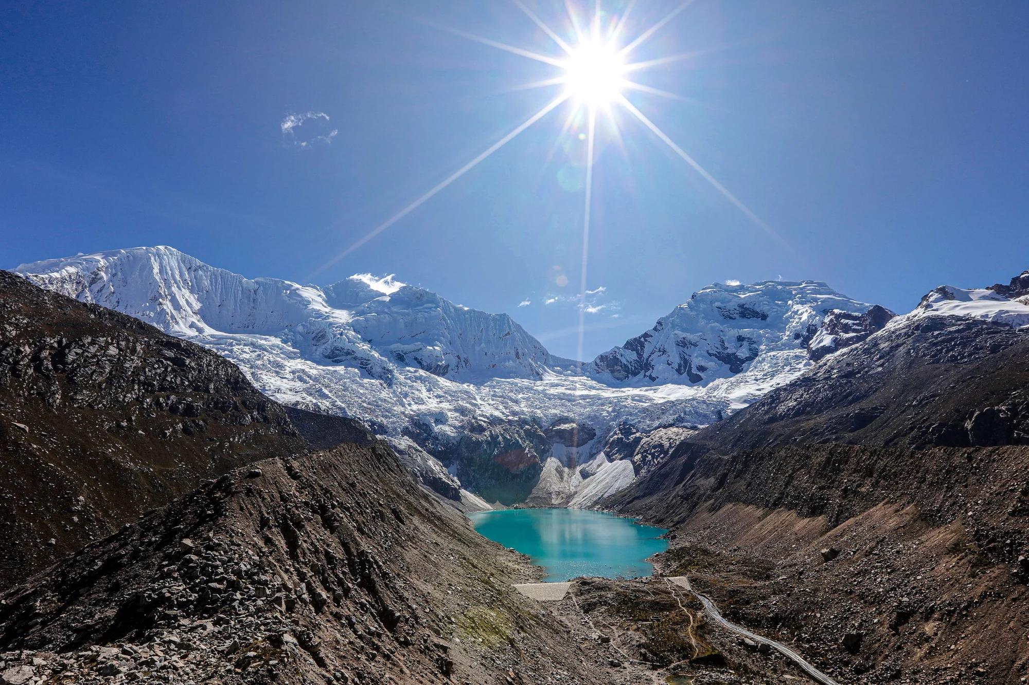 Cảnh báo nguy cơ lũ do băng tan tại dãy Andes