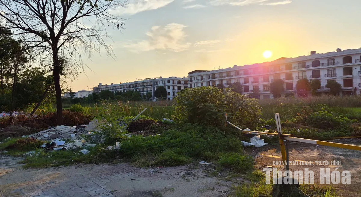 Đằng sau những mặt bằng&nbsp;khu dân cư vắng bóng người