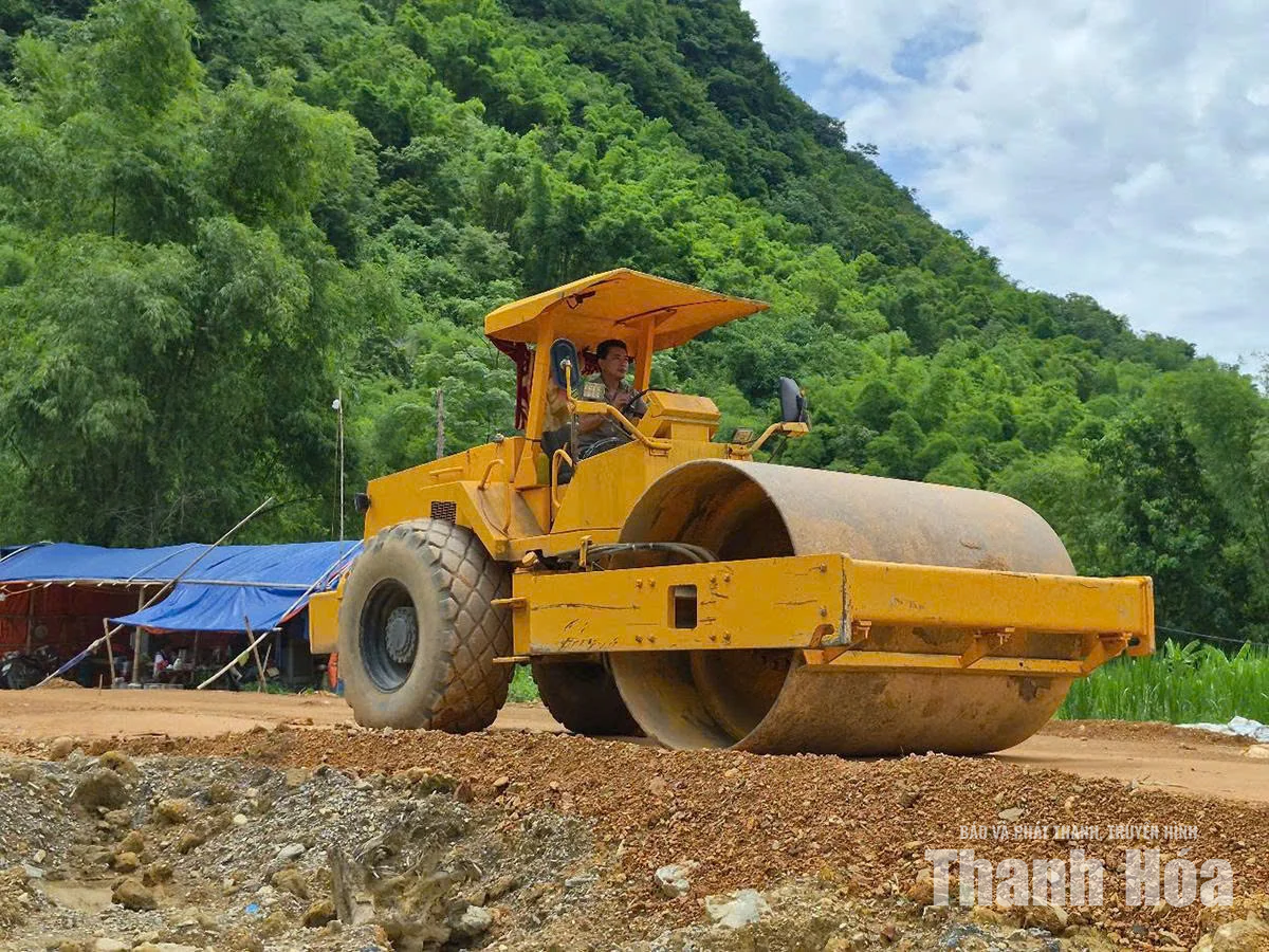 Vượt khó” thi công trong mùa mưa lũ