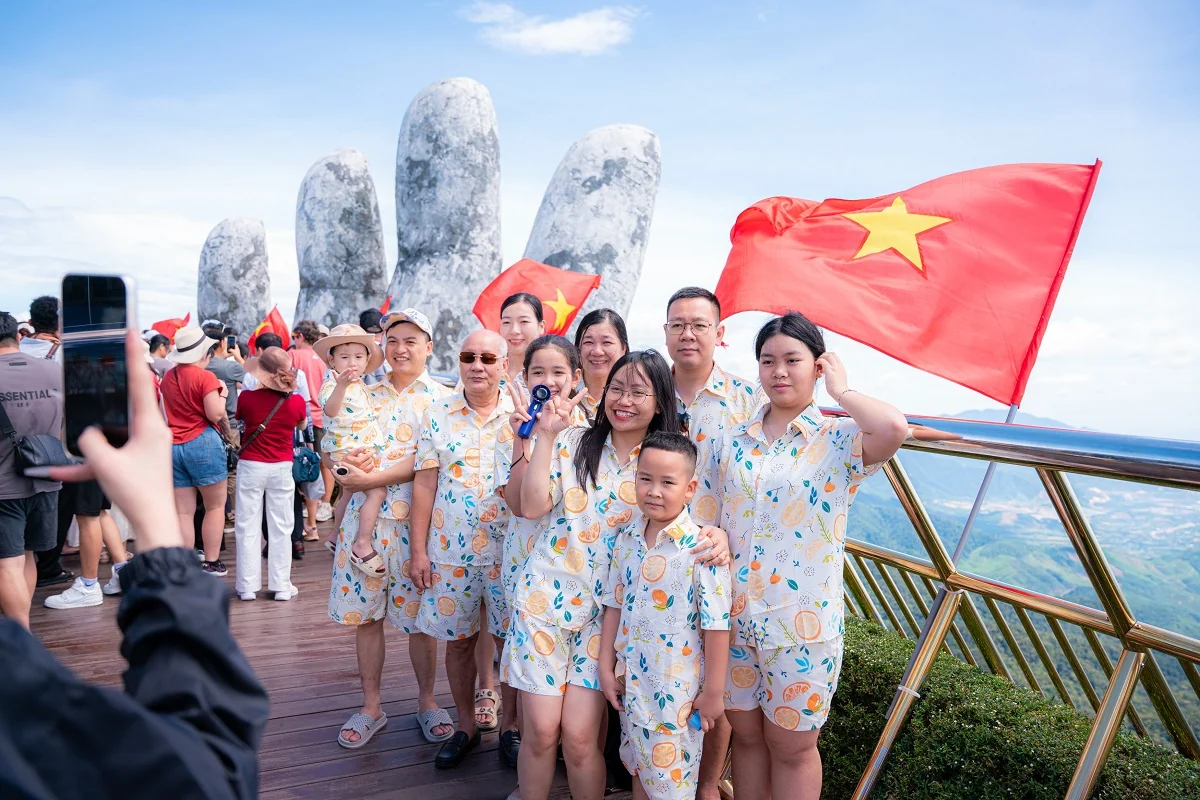 Ba Na Hills rực cờ hoa trong ngày đầu nghỉ lễ Quốc khánh 2/9