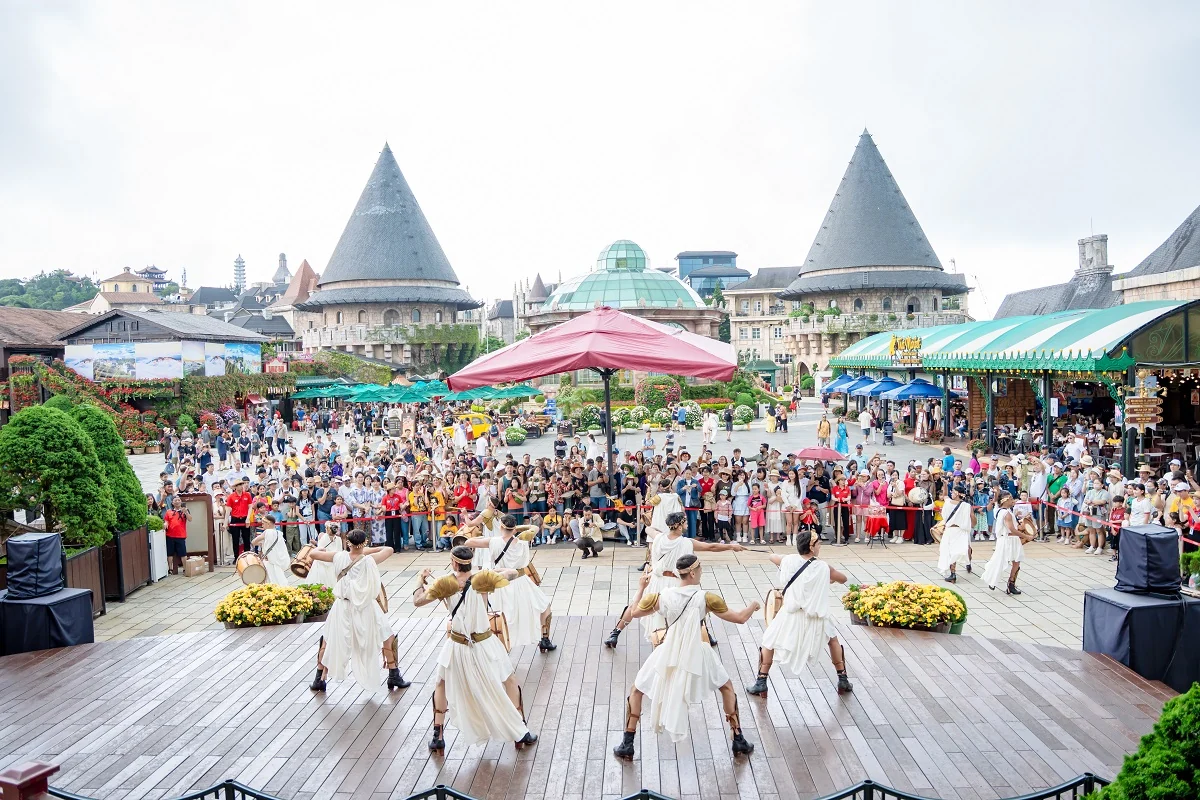 Ba Na Hills rực cờ hoa trong ngày đầu nghỉ lễ Quốc khánh 2/9