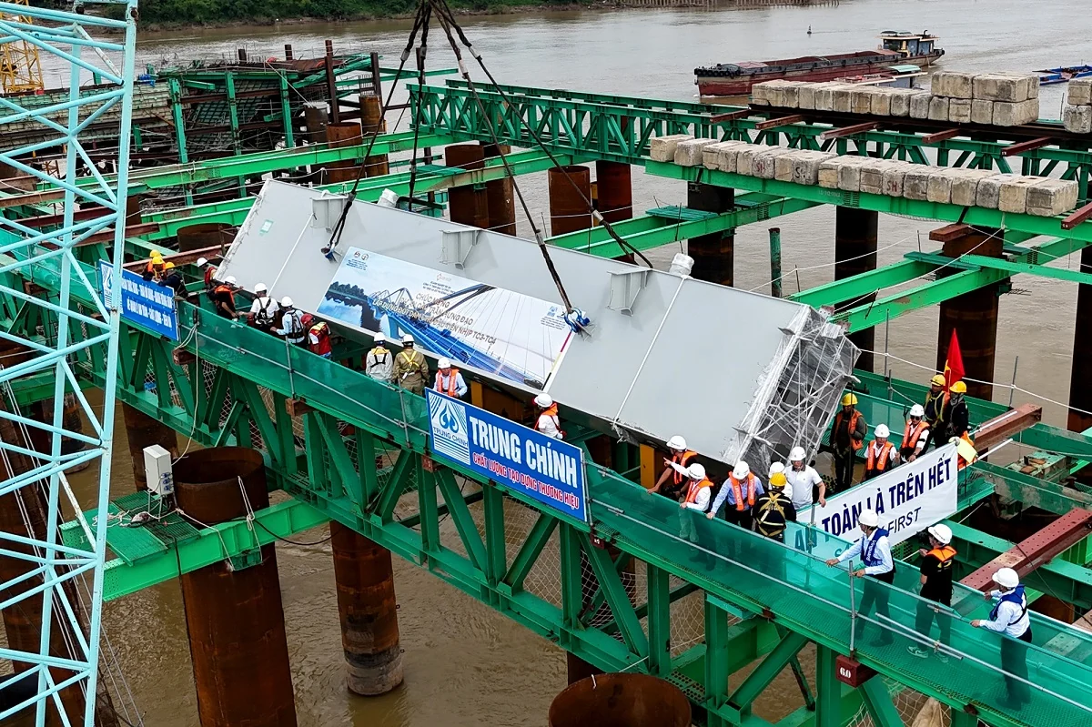 Làm việc xuyên lễ, cầu Trần Hưng Đạo lắp những đốt dầm đầu tiên chỉ sau gần 9 tháng thi công